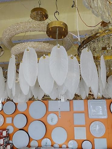 Люстры: Подвесная люстра с матовыми стеклянными «перьями» и золотистой — 1
