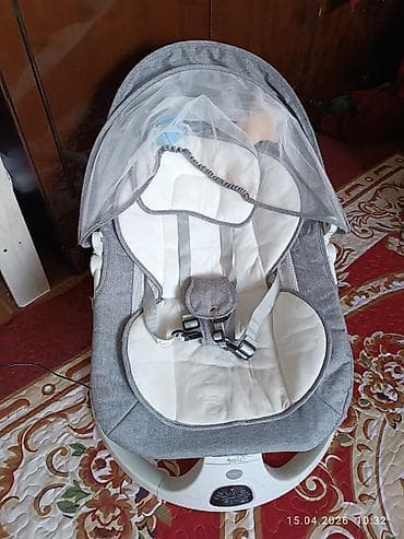 Электрокачеля-шезлонг для младенца с дугой‑козырьком и москитной