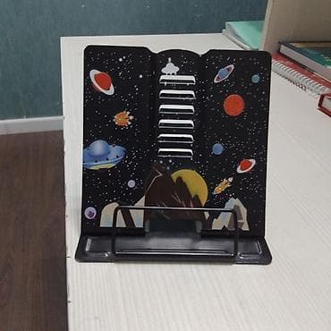Подставка-держатель для книг и учебников с космическим принтом. -