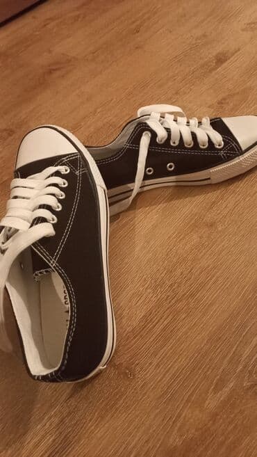 Новый обувь