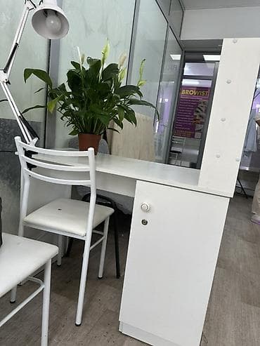 Туалетные столики: Продаю маникюрный стол и стулья вместе комплект — 1