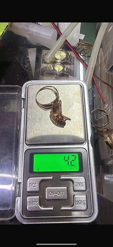 продаю золотые серьги: Золотые серьги-пусеты с английским замком Проба 585 граммы 7800 сом - — 1