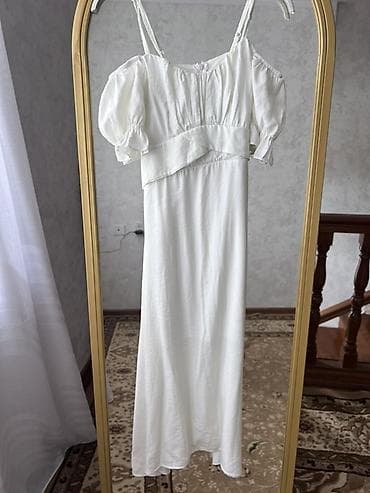 Жеке буюмдар: Белое женское платье миди с романтичными деталями. - Силуэт: прямой — 3