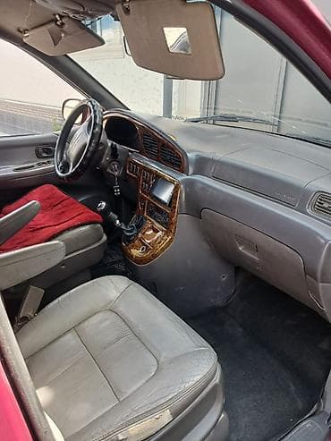 корейские минивэны: Kia Carnival: 2000 г., Минивэн — 5