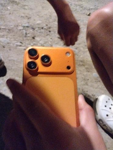iphone 3: IPhone 11, 128 ГБ - Цвет корпуса: оранжевый (виден яркий чехол/бампер — 1