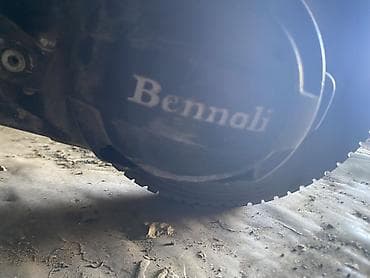 Скутер Benelli (надпись Bennali на крышке вариатора). Кузов серого at lalafo.kg Скутер Benelli (надпись Bennali на крышке вариатора). Кузов серого