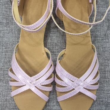 срочно продаю в связи с переездом: Для танцев . Каблук 3,5см.
Размеры: 36; 37; маломерят — 4