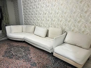 Диваны: Модульный угловой диван в светлом бежево‑молочном цвете. Состояние — 1