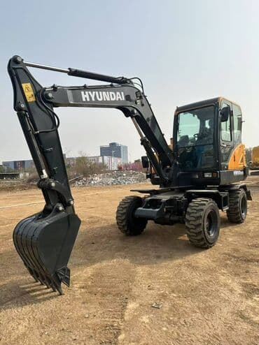 домкраты гидравлические: Маневренный колесный экскаватор Hyundai HW60 в желто-черной расцветке — 3