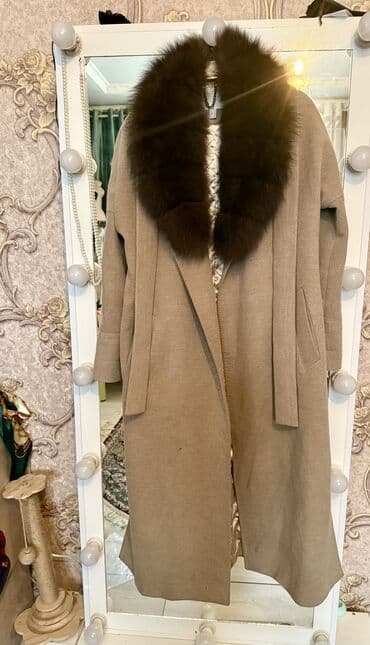 air force 1: Длинное женское пальто-халат цвета бежевый капучино с объемным — 2