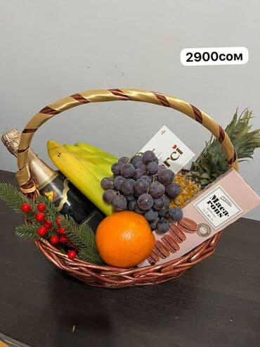 корзинки для подарков: Подарочная корзина с фруктами, сладостями и напитком. Состав: - — 2