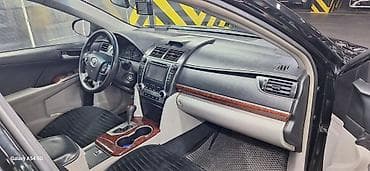 Toyota Camry — просторный и комфортный седан бизнес‑класса с