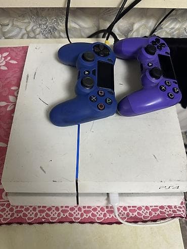 сони плейстейшын: PlayStation 4 (белая версия) с двумя беспроводными геймпадами — 1