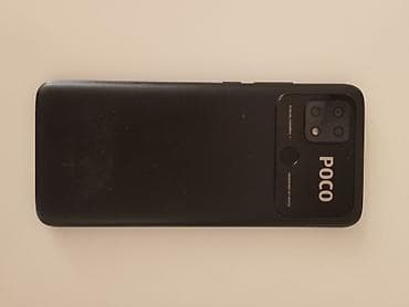 Смартфон POCO (черный цвет). На задней панели — модуль основной камеры