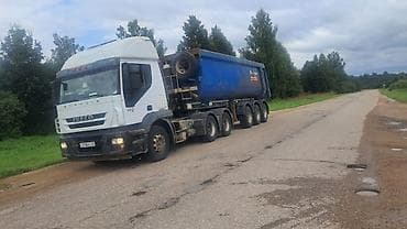 Самосвальный полуприцеп Grunwald (синий) в сцепке с тягачом IVECO — 1