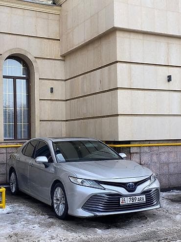 byd e7: Toyota Camry: 2017 г., 2.5 л, Вариатор, Гибрид, Седан — 1