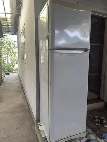 Холодильник Indesit двухкамерный, классический белый цвет. Верхняя