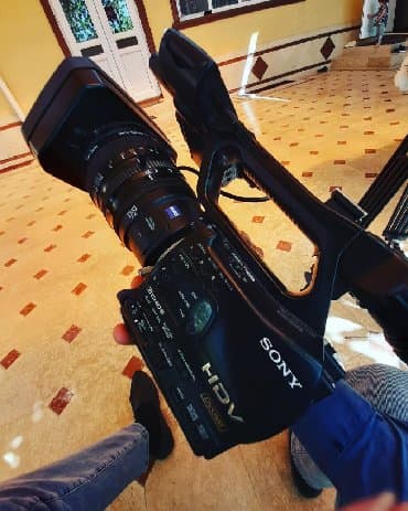 Продаётся sony hvr-Z7e имейится 2 батарейка и зарядный устройства