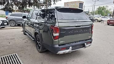 kia bango: SsangYong Khan — полноразмерный пикап цвета хаки с жестким кунгом — 5