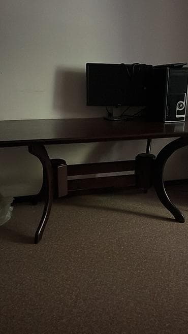 office table: Элегантный стул с деревянной рамой и мягким сиденьем. Модель имеет — 3