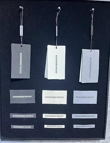 брелки с надписью: Индивидуальное изготовление полиграфии и фурнитуры для одежды и — 4