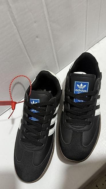 kg gloves: Кроссовки Adidas Samba

• цвет: черный
• размеры: 36 - 40 — 2