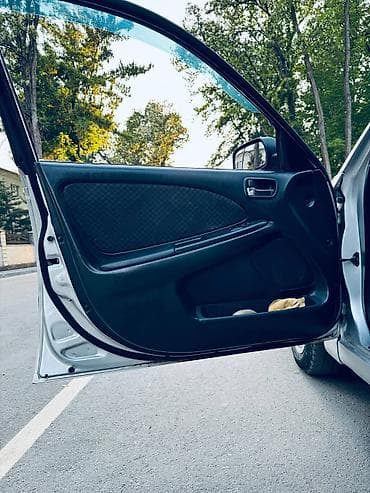 Транспорт: Toyota Avensis: 2001 г., 1.8 л, Механика, Бензин, Лифтбек — 7