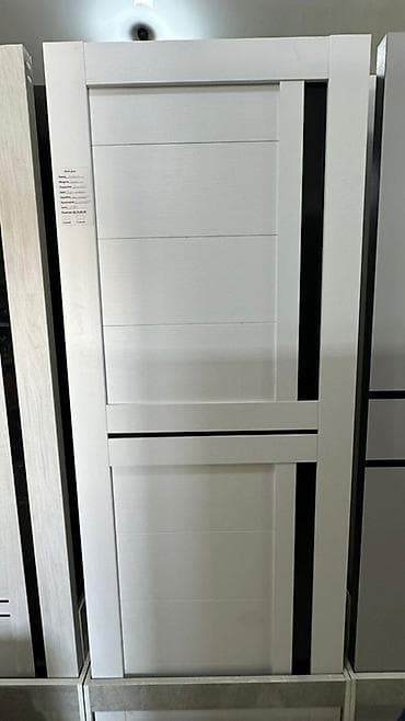 Межкомнатная дверь в современном стиле, белая, с горизонтальной