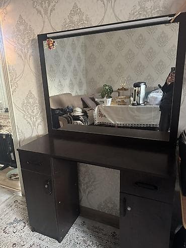 Столик с большим зеркалом и верхней лампой-подсветкой для