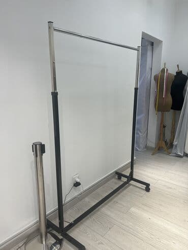 оборудование в магазин: Продаю вешалки в отличном состоянии. Много. Высота регулируется — 1