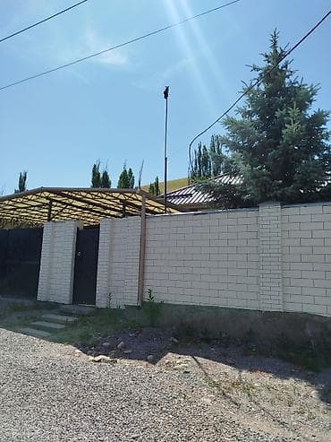 Дом с большим навесом и выходом на гору. С панорамным видом