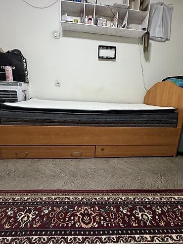 Комплекты столов и стульев: Односпальная кровать с матрасом и выдвижными ящиками - Размер — 1