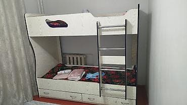 Двухъярусная кровать с лестницей и выдвижными ящиками. - Материал