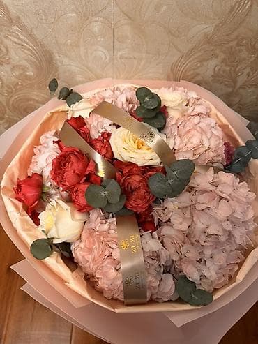 Авторский букет в нежно-розовой упаковке. Состав: - пышные соцветия