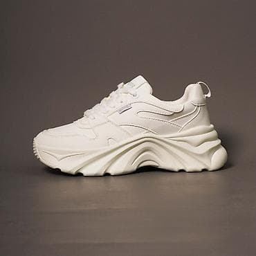 осенние кроссовки: Кроссовки женские, монохромные белые, с массивной «волнистой» — 2