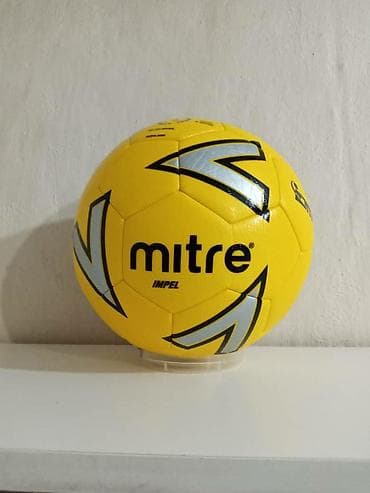 Пакистанские футбольные мячи в спортивном магазине SPORTWORLDKG