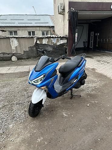 Скутер классического городского формата, с ярким синим кузовом и белым at lalafo.kg Скутер классического городского формата, с ярким синим кузовом и белым