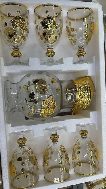 Набор для напитков из стекла с позолотой. Состав: - 1 графин с