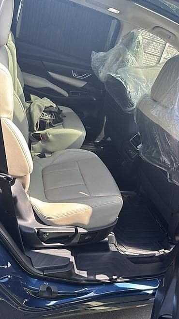 Просторный 3‑рядный кроссовер синего цвета. Основные особенности: -