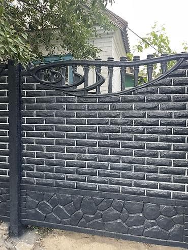бетонирование двора: Декоративная секция забора из бетона/ЖБИ с тиснением «кирпич» и «дикий — 1