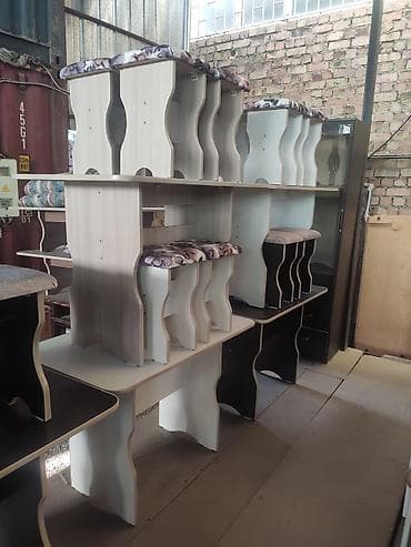 Стол новый с 4 табуретками