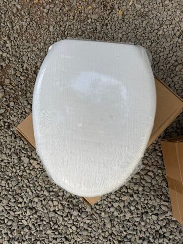 крышка для туалета: Белое сиденье для унитаза с крышкой. Имеет стандартную овальную форму — 2