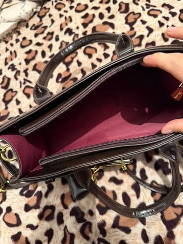 Прокат одежды: Сумка-тоут из гладкой эко-кожи в темно‑коричневом цвете с золотистой — 2