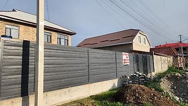 Недвижимость: Продаётся жилой дом с участком и высоким глухим забором по периметру — 3