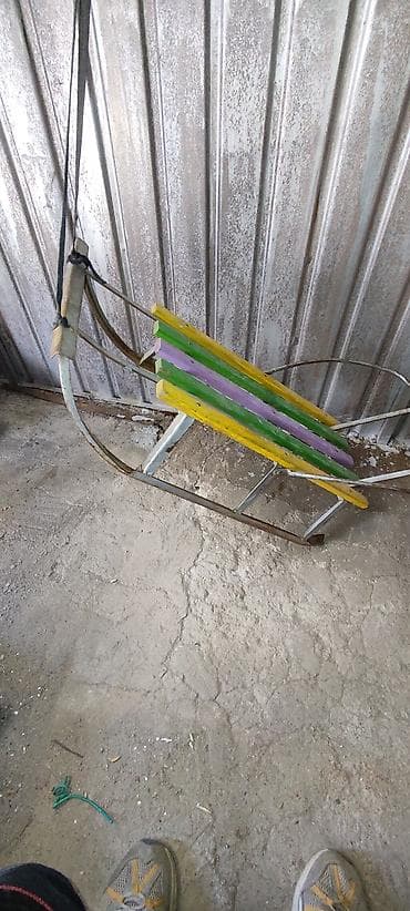 кыш: Детские санки с металлическими полозьями и спинкой. - Прочная сварная — 1