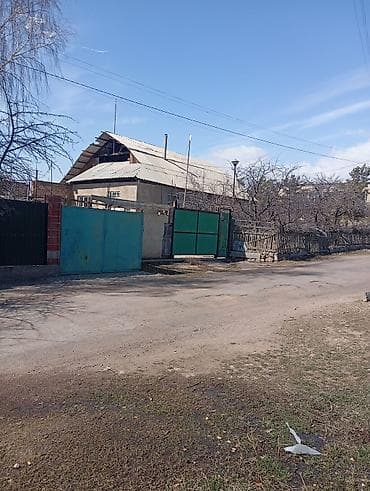 продаю дом рынок таатан: Дом с земельным участком 25сот, красная книга Чолпон-Ата, ул — 6