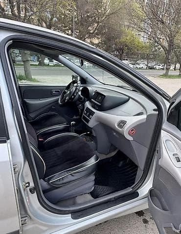 Транспорт: Nissan Almera Tino: 2004 г., 1.8 л, Кол менен иштөөчү, Бензин, Хетчбек — 5
