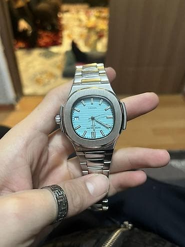 Наручные часы в стиле спортивной классики с бирюзовым циферблатом