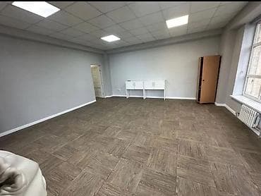 Кыймылсыз мүлк: Кеңселерди ижаралоо, 37 м², Административдик имаратта, Тоолор көрүнүп турат, 1-катар, Өзүнчө кире бериши менен — 3