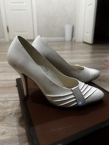 Жеке буюмдар: Белые женские туфли-лодочки на каблуке. - Классическая модель с — 2